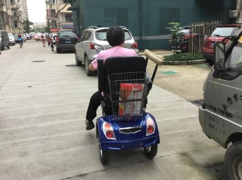 相伴11年的残疾人电动车坏了 8890师傅送厂家修好