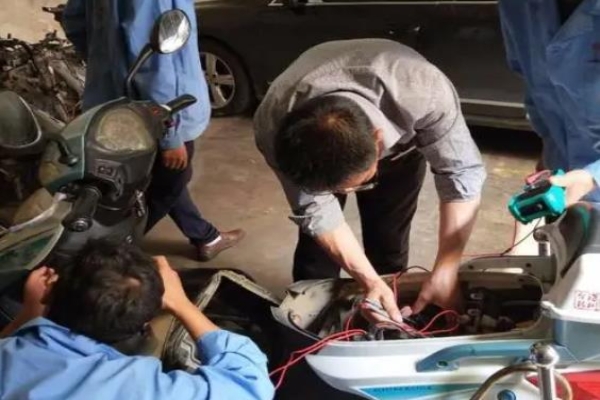 电池在电动车中鼓包、漏液的维修警示